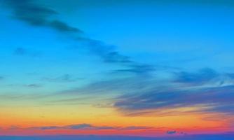 cielo al tramonto con alcune nuvole in superficie flusso astratto nuvole temporalesche nel cielo. foto