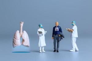 i medici in miniatura studiano e curano i grandi polmoni umani, concetto di giornata mondiale della salute foto