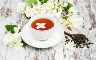 tazza di tè con fiori di gelsomino foto