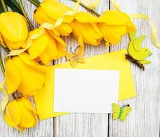 fiori e carta di tulipani primaverili foto