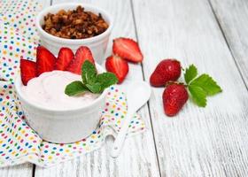 muesli, fragole fresche e yogurt foto