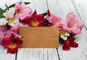 biglietto di carta con fiori di alstroemeria foto