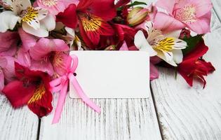 biglietto di carta con fiori di alstroemeria foto