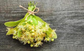 fiori di tiglio sul tavolo foto