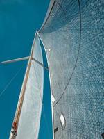 barca a vela e cielo blu foto