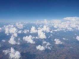 cielo blu con sfondo di nuvole visto dall'aereo in volo foto