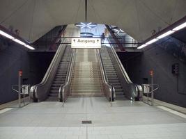 scala mobile della stazione della metropolitana foto