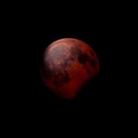 luna rossa durante l'eclissi parziale foto