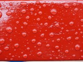 gocce di pioggia sul rosso foto