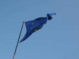 bandiera dell'UE nel cielo blu foto