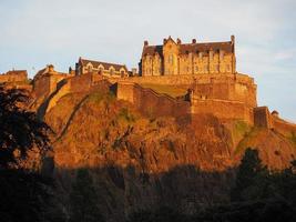 castello di edimburgo al tramonto foto