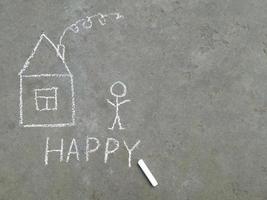 casa, uomo e la parola felice sono disegnati con il gesso sull'asfalto. creatività dei bambini, estate, alloggio, famiglia, mutuo, affitto, banner con posto per testo, copia spazio foto