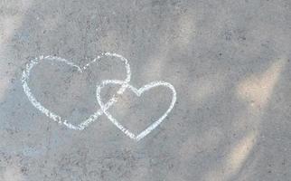 cuore di coppia disegnato con il gesso sull'asfalto. confessione d'amore. posto per banner per testo, San Valentino, spazio per la copia della creatività dei bambini, estate foto