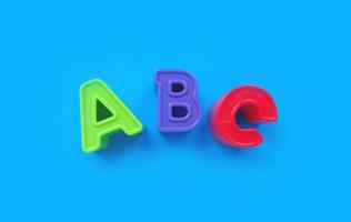 lettere abc isolate su sfondo blu. banner, alfabeto brillantemente giocattolo, apprendimento. foto