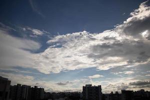 sfondo bianco chiaro sfumato nuvola cielo blu estivo. bellezza sereno nuvoloso al sole calma brillante aria invernale bacground. cupo vivido paesaggio ciano in ambiente giorno orizzonte vista skyline vento primaverile foto