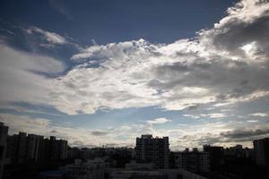 sfondo bianco chiaro sfumato nuvola cielo blu estivo. bellezza sereno nuvoloso al sole calma brillante aria invernale bacground. cupo vivido paesaggio ciano in ambiente giorno orizzonte vista skyline vento primaverile foto