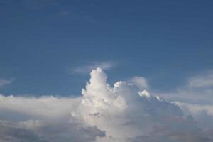 sfondo bianco chiaro sfumato nuvola cielo blu estivo. bellezza sereno nuvoloso al sole calma brillante aria invernale bacground. cupo vivido paesaggio ciano in ambiente giorno orizzonte vista skyline vento primaverile foto