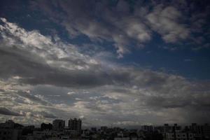 sfondo bianco chiaro sfumato nuvola cielo blu estivo. bellezza sereno nuvoloso al sole calma brillante aria invernale bacground. cupo vivido paesaggio ciano in ambiente giorno orizzonte vista skyline vento primaverile foto