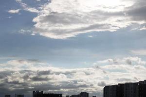 sfondo bianco chiaro sfumato nuvola cielo blu estivo. bellezza sereno nuvoloso al sole calma brillante aria invernale bacground. cupo vivido paesaggio ciano in ambiente giorno orizzonte vista skyline vento primaverile foto