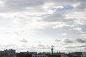 sfondo bianco chiaro sfumato nuvola cielo blu estivo. bellezza sereno nuvoloso al sole calma brillante aria invernale bacground. cupo vivido paesaggio ciano in ambiente giorno orizzonte vista skyline vento primaverile foto