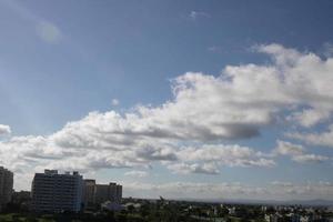 nuvole d'aria nel cielo blu foto