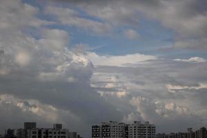 sfondo bianco chiaro sfumato nuvola cielo blu estivo. bellezza sereno nuvoloso al sole calma brillante aria invernale bacground. cupo vivido paesaggio ciano in ambiente giorno orizzonte vista skyline vento primaverile foto