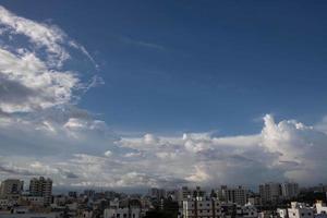 sfondo bianco chiaro sfumato nuvola cielo blu estivo. bellezza sereno nuvoloso al sole calma brillante aria invernale bacground. cupo vivido paesaggio ciano in ambiente giorno orizzonte vista skyline vento primaverile foto