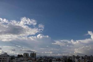 nuvole d'aria nel cielo blu foto