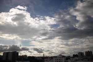 sfondo bianco chiaro sfumato nuvola cielo blu estivo. bellezza sereno nuvoloso al sole calma brillante aria invernale bacground. cupo vivido paesaggio ciano in ambiente giorno orizzonte vista skyline vento primaverile foto