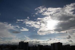 sfondo bianco chiaro sfumato nuvola cielo blu estivo. bellezza sereno nuvoloso al sole calma brillante aria invernale bacground. cupo vivido paesaggio ciano in ambiente giorno orizzonte vista skyline vento primaverile foto