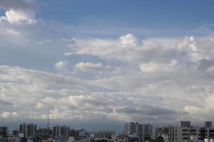 sfondo bianco chiaro sfumato nuvola cielo blu estivo. bellezza sereno nuvoloso al sole calma brillante aria invernale bacground. cupo vivido paesaggio ciano in ambiente giorno orizzonte vista skyline vento primaverile foto