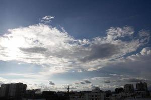 nuvole d'aria nel cielo blu foto