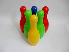 birilli in plastica colorati di bowling giocattolo isolati foto