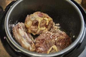 l'ossobuco con il fuso di manzo viene fritto in pentola a pressione. cucina gourmet francese foto