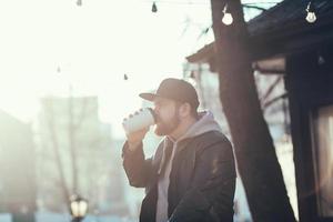 bell'uomo con la barba con cappello in giacca di pelle foto