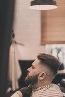 uomo con la barba dal barbiere foto