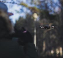 maschio in possesso di un telecomando drone foto