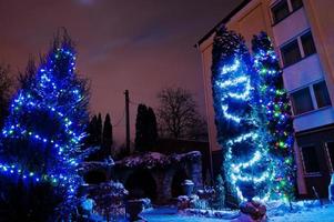 albero di natale con ghirlande all'aperto in serata ghiacciata foto