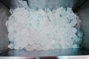molti cubetti di ghiaccio sul frigorifero al bar foto