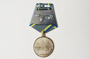 Medaglia ucraina 70° anniversario di guerra su sfondo bianco foto