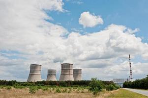 centrale nucleare. cime delle torri di raffreddamento della centrale atomica foto