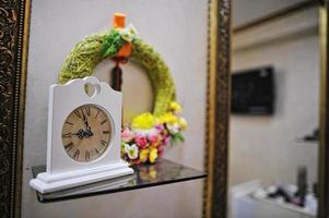decorato vecchio orologio vintage vicino a specchi al salone per il trucco foto