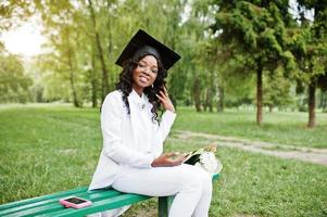 felice bella ragazza afroamericana nera con laureati in cappello foto