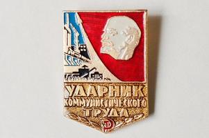 medaglia sovietica per il lavoro comunista con Lenin su sfondo bianco foto