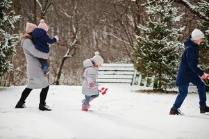 famiglia con bandiere danimarca all'aperto in inverno. viaggiare nei paesi scandinavi. i danesi più felici. foto