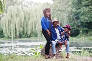 elegante e ricca famiglia afroamericana foto