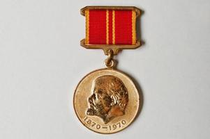 medaglia sovietica per il valoroso lavoro 100 anniversario della nascita di Lenin su sfondo bianco foto