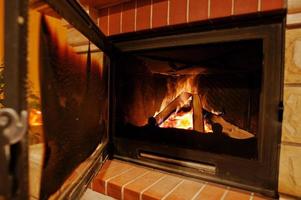 fuoco caldo di fondo nella casa del camino foto