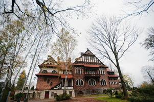 vecchio palazzo mistico in mattoni abbandonato. edificio gotico in autunno foto