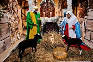 presepe di natale molto grande. Gesù nella mangiatoia. sacra Famiglia foto